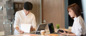 サービス業から異業種へ転職したい20〜30代向けに、働きながらと辞めてからの転職活動を徹底比較。貯金額や有給消化、シフト調整のコツなど、現場を知るアドバイザーがリアルな判断基準を伝授します。