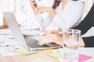 サービス業から異業種への転職は、20代と30代で戦略が全く異なります。「自分にはスキルがない」という悩みは、伝え方を変えるだけで解決します。年代別の市場価値の出し方や、土日休みを叶える優良企業の選び方を徹底解説。