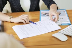 「土日祝休み」と書いてあるのに実際は休めない？サービス業からの転職で失敗しないための求人票の読み方を徹底解説。完全週休2日制と週休2日制の違いや、年間休日120日の壁、偽装求人を回避するチェックポイントを伝授します。