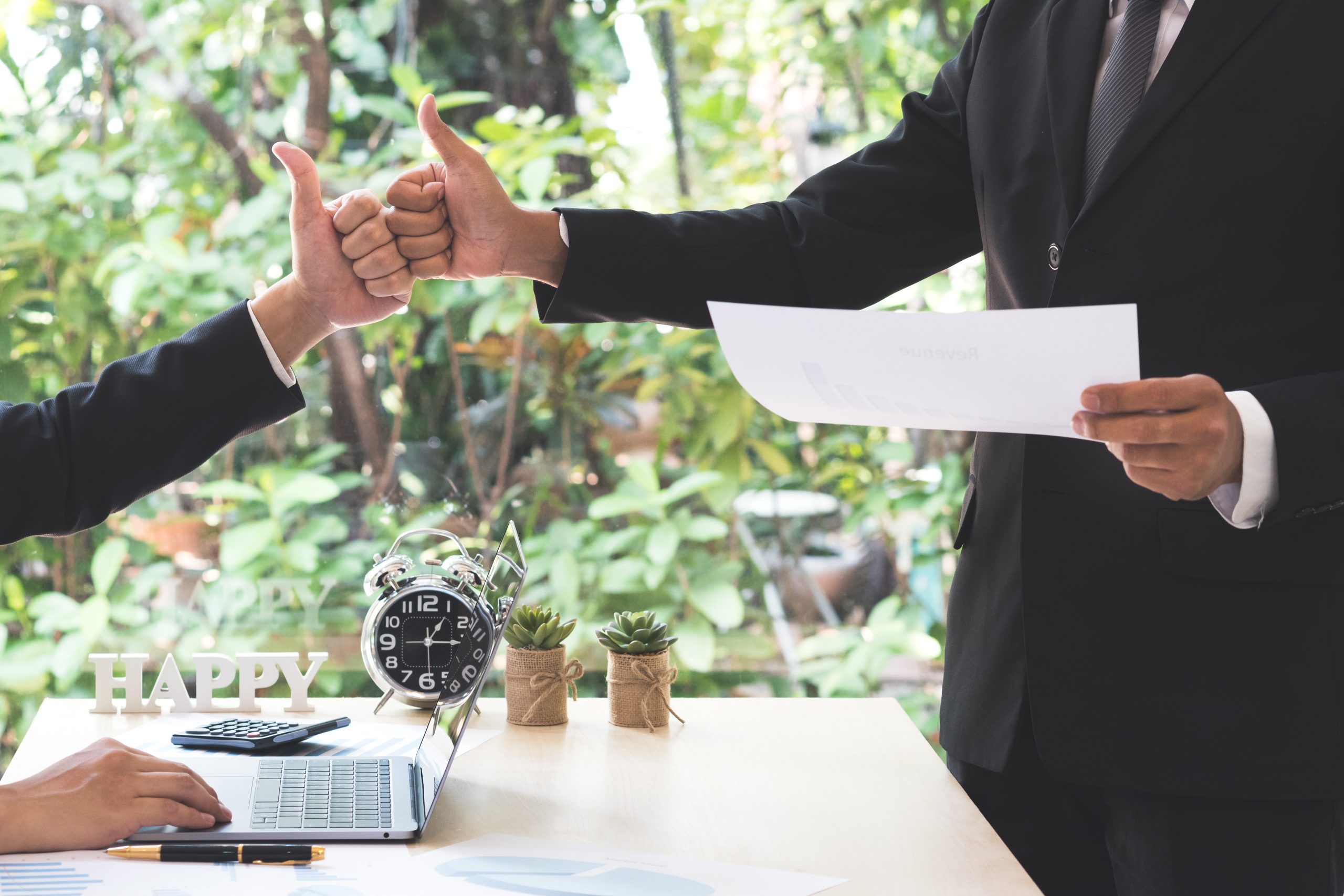 「未経験だから年収ダウンは仕方ない」と諦めていませんか？サービス業からの異業種転職で、前職の給与を維持・アップさせる条件交渉術を解説。エージェントを介したスマートな伝え方や、入社日の調整、ブラック企業を見抜く労働条件通知書のチェック法まで。